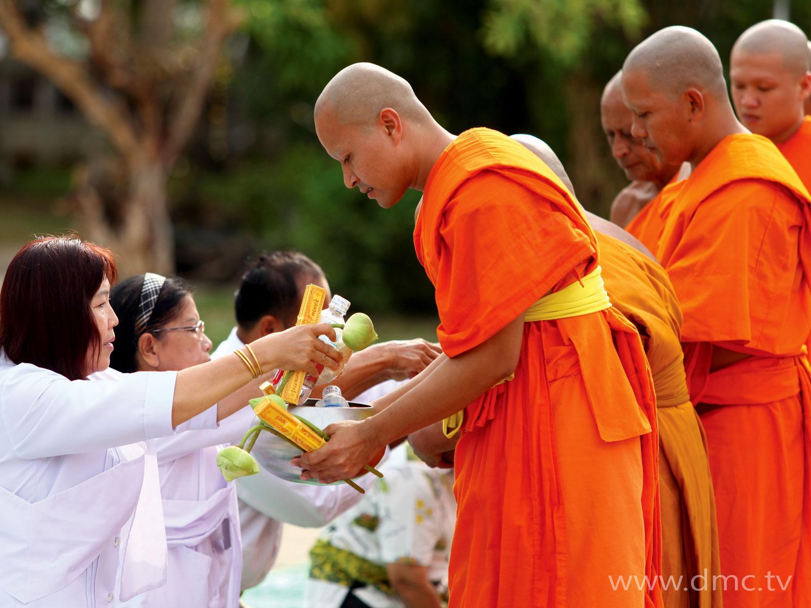 ภาพพื้นหลัง No.567:อุบาสิกาแก้ว 1 ล้านคน ธ.ค.53