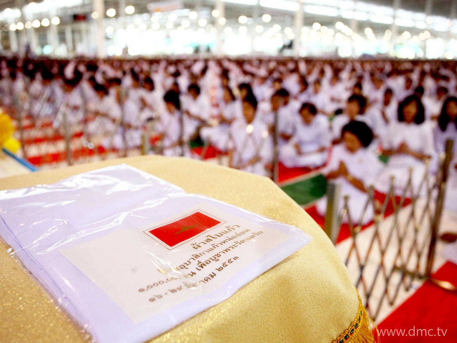 ภาพพื้นหลัง No.639:อุบาสิกาแก้ว 1 ล้านคน ธ.ค.53