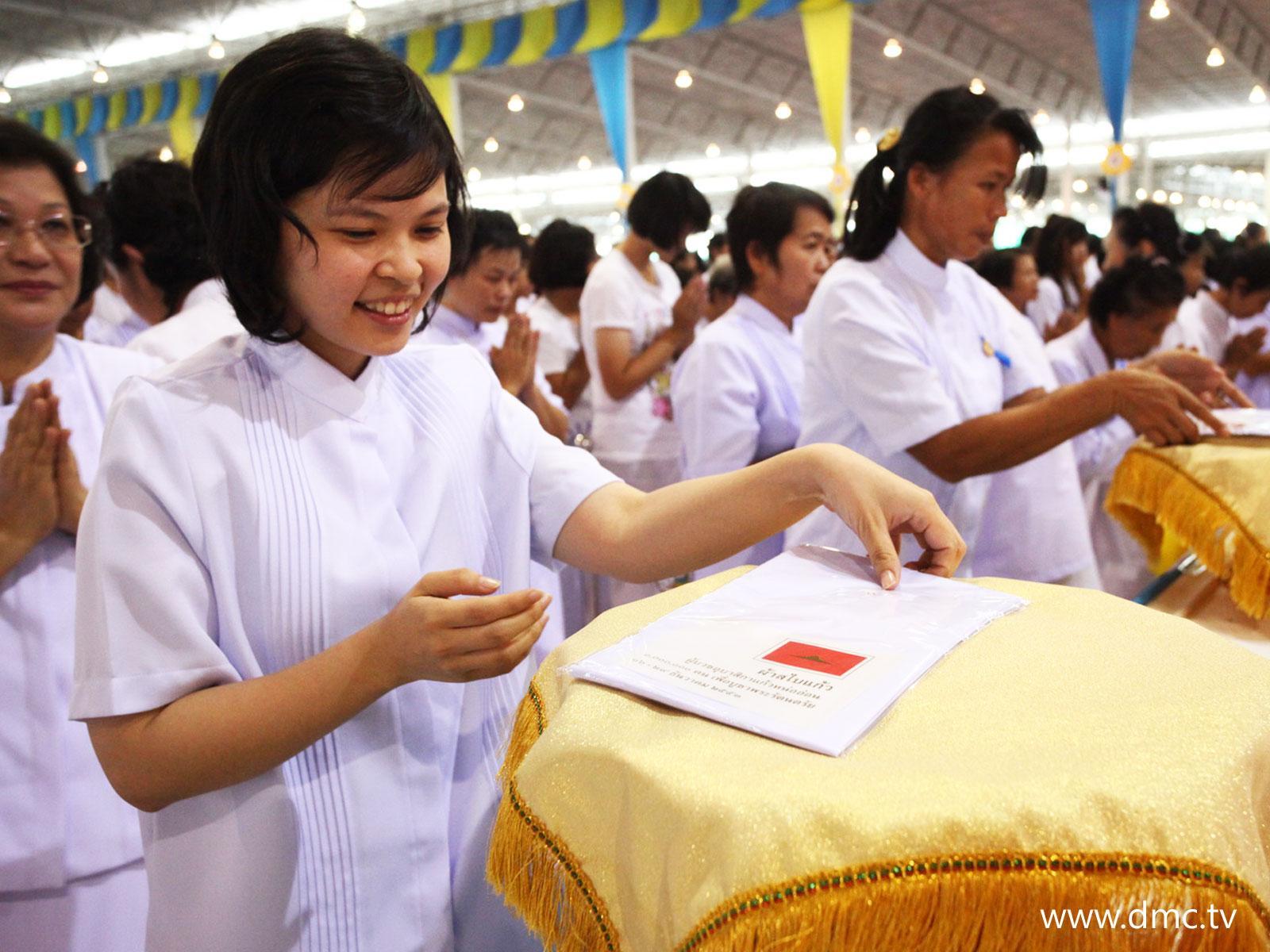 ภาพพื้นหลัง No.650:อุบาสิกาแก้ว 1 ล้านคน ธ.ค.53