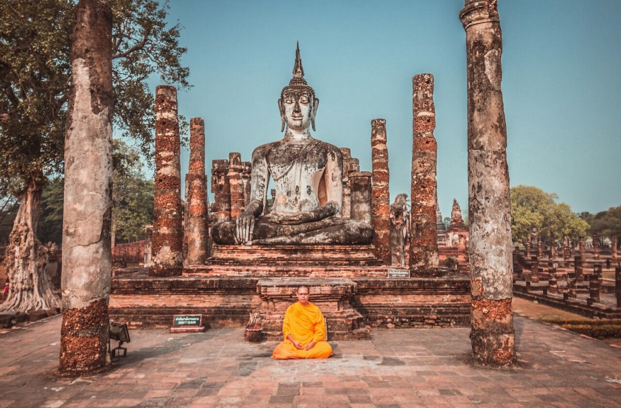 พระพุทธรูปหลวงพ่อและพระสงฆ์นั่งสมาธิในวัดโบราณ