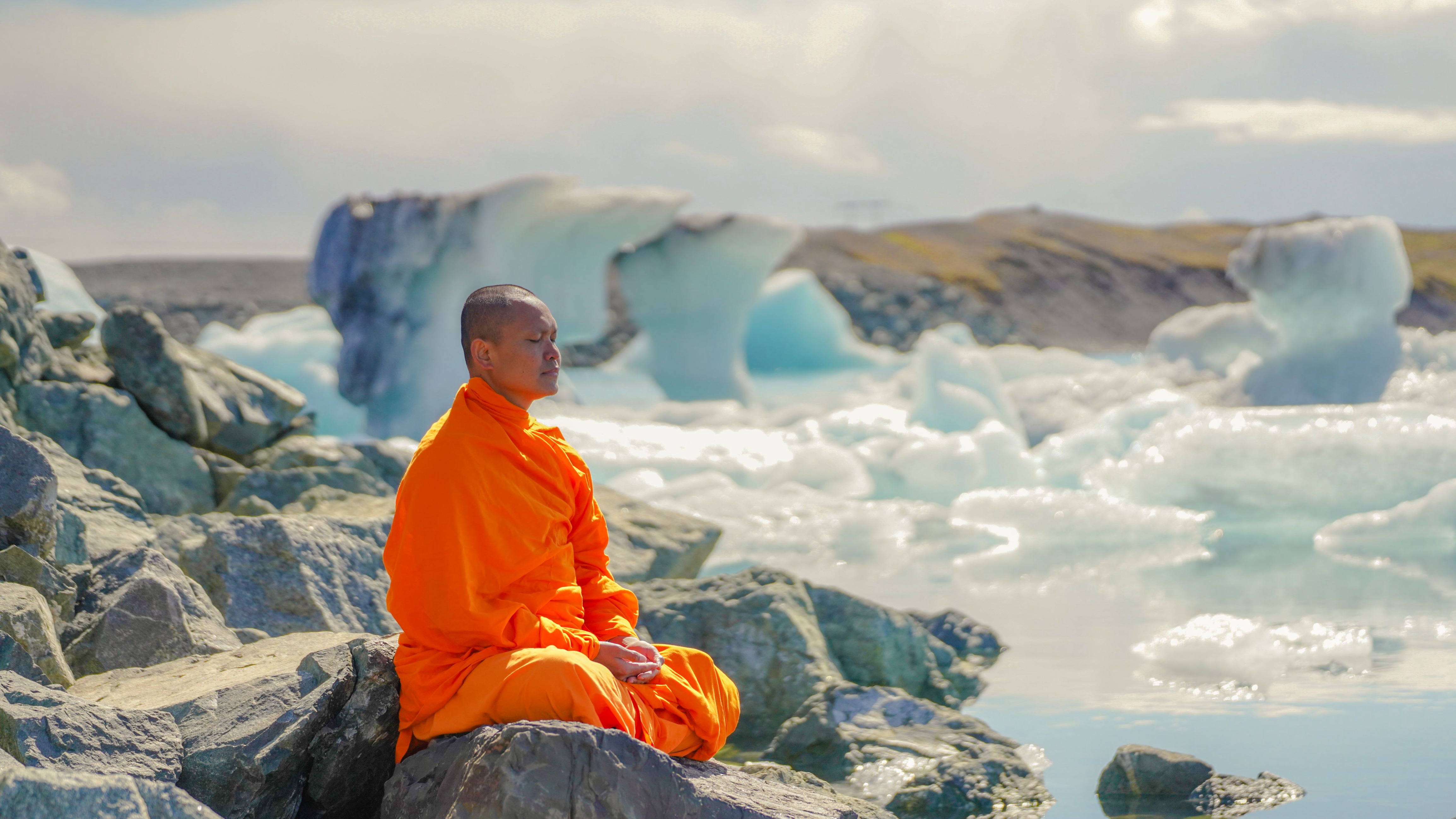การนั่งสมาธิของพระสงฆ์ท่ามกลางธรรมชาติ