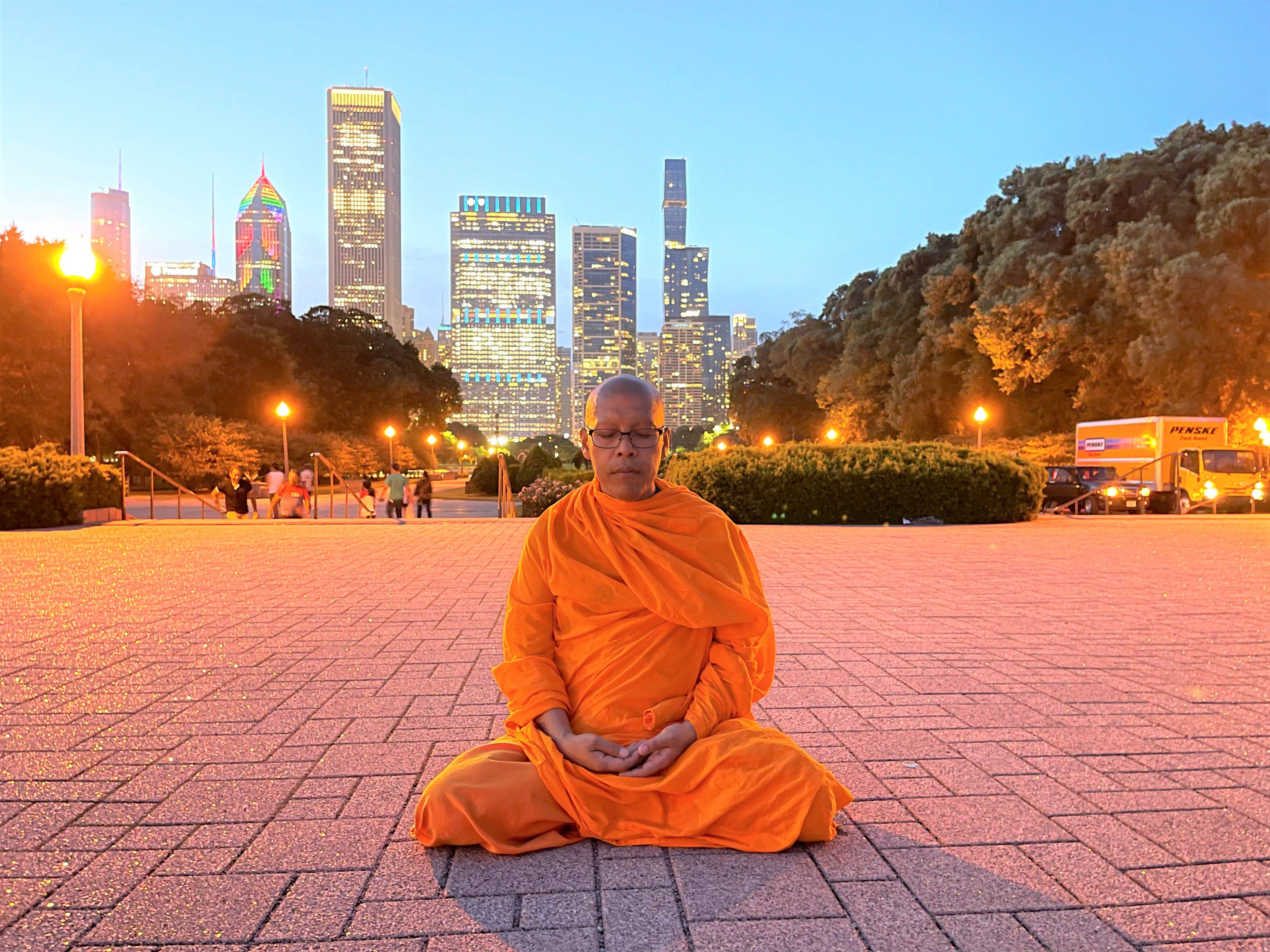 พระภิกษุสมาธิในเมืองใหญ่