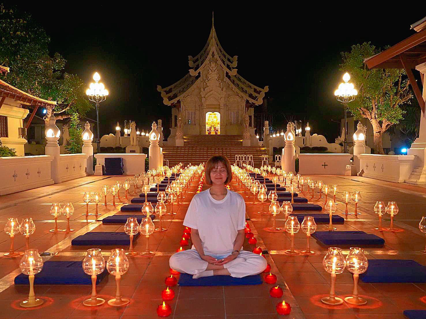 การทำสมาธิท่ามกลางแสงไฟในวัด