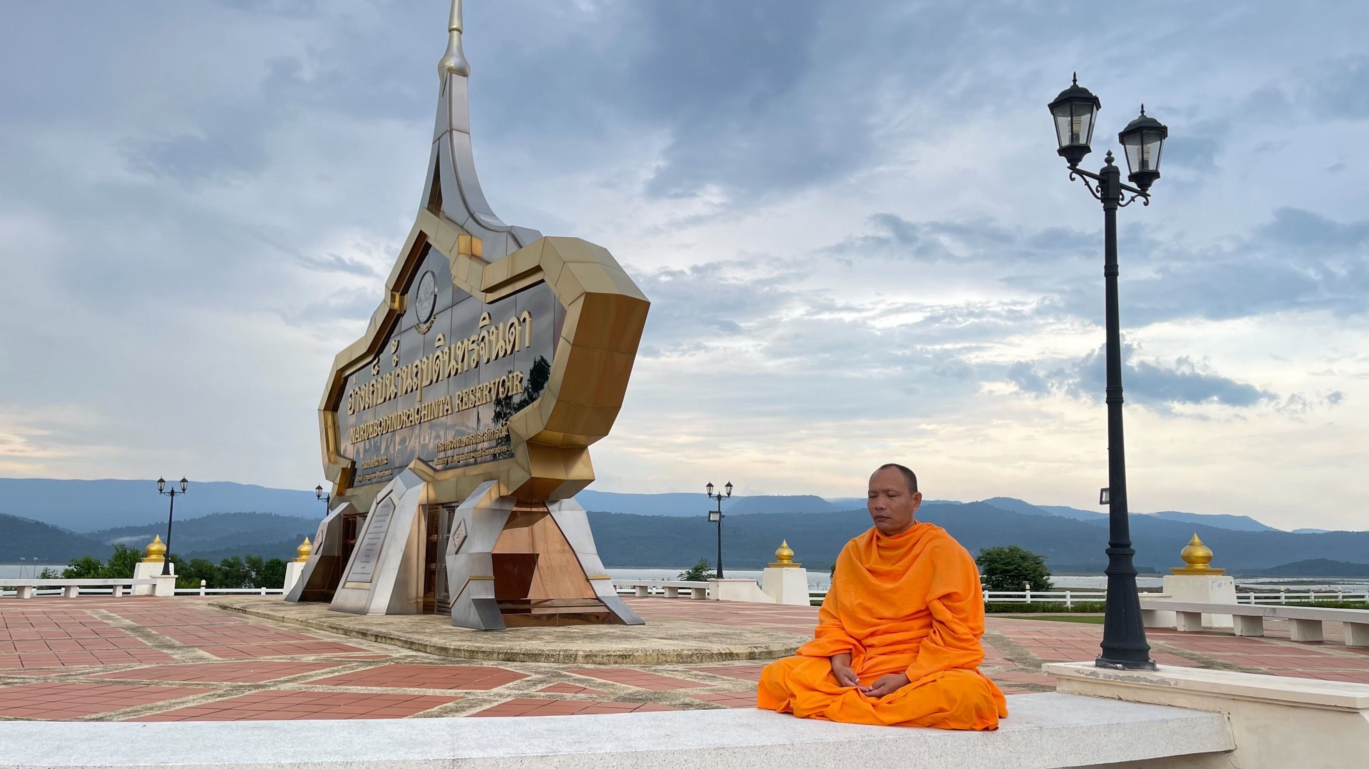 พระสงฆ์นั่งสมาธิที่อนุสาวรีย์