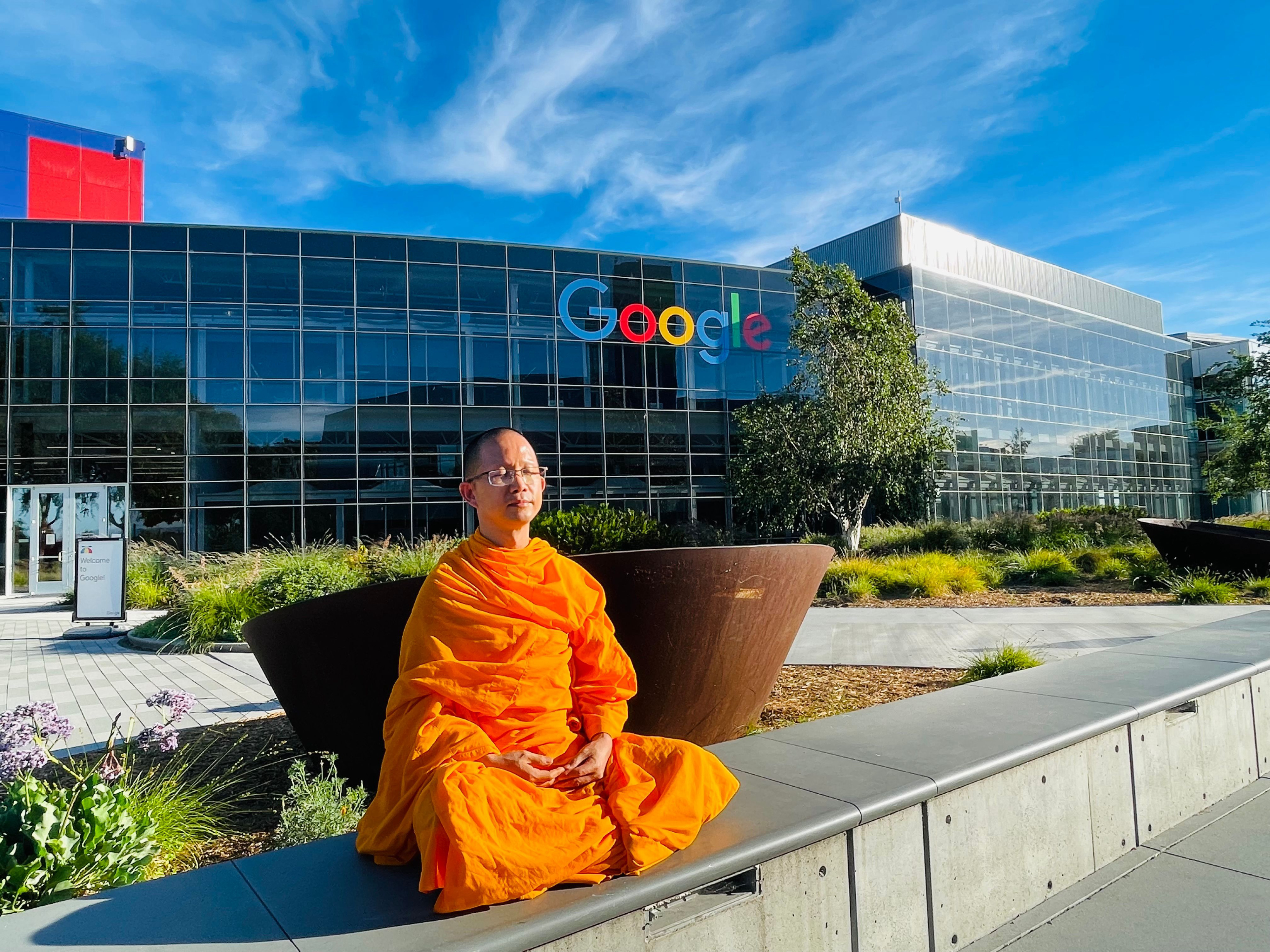 พระภิกษุในชุดสีส้มที่สำนักงานใหญ่ Google