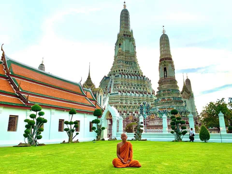 พระสงฆ์นั่งสมาธิที่วัดอรุณราชวราราม