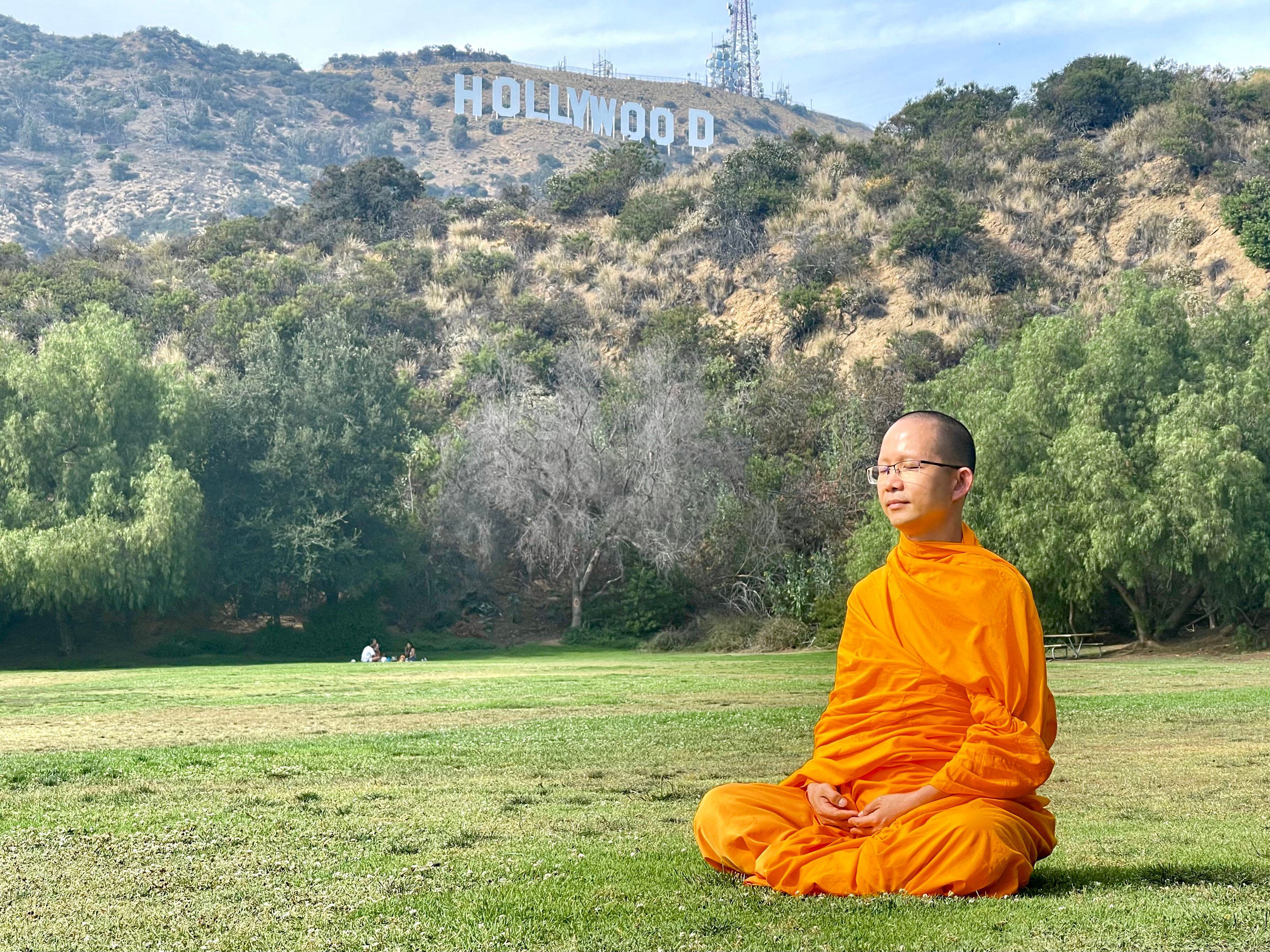 พระภิกษุในชุดบรรทมที่ฮอลลีวูด