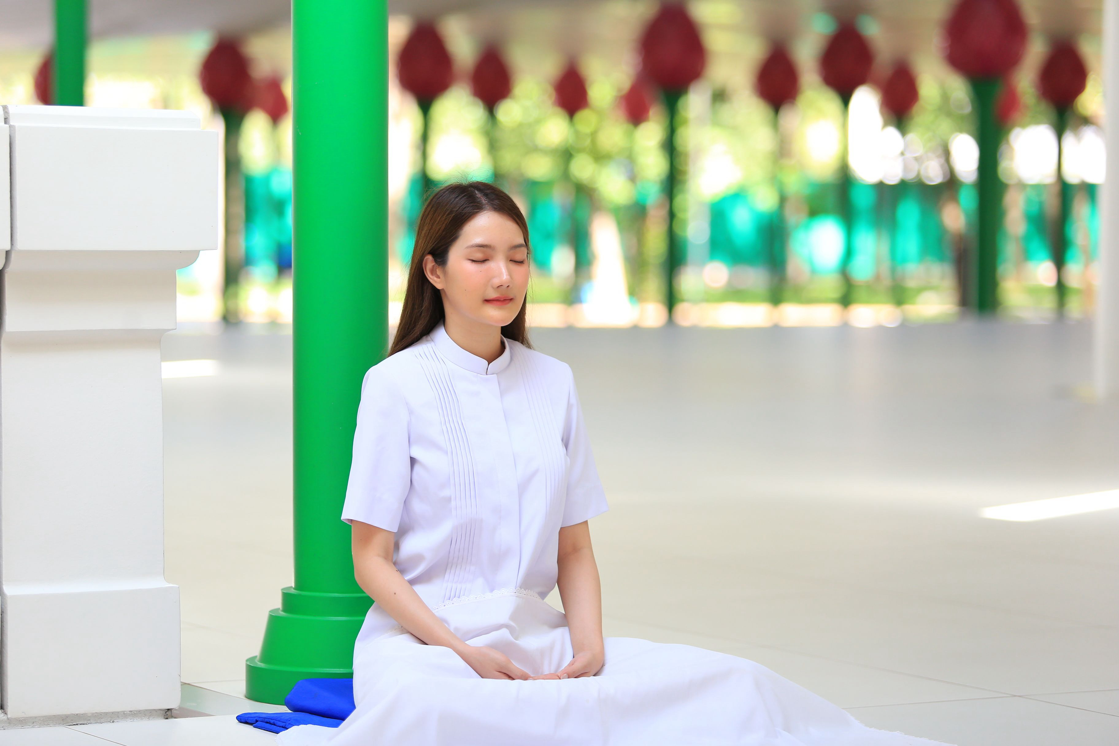การนั่งสมาธิในสถานที่สงบ