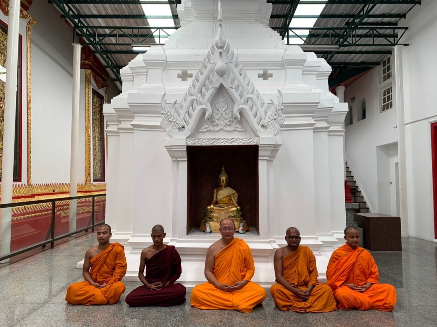 พระสงฆ์นั่งสมาธิในวัด