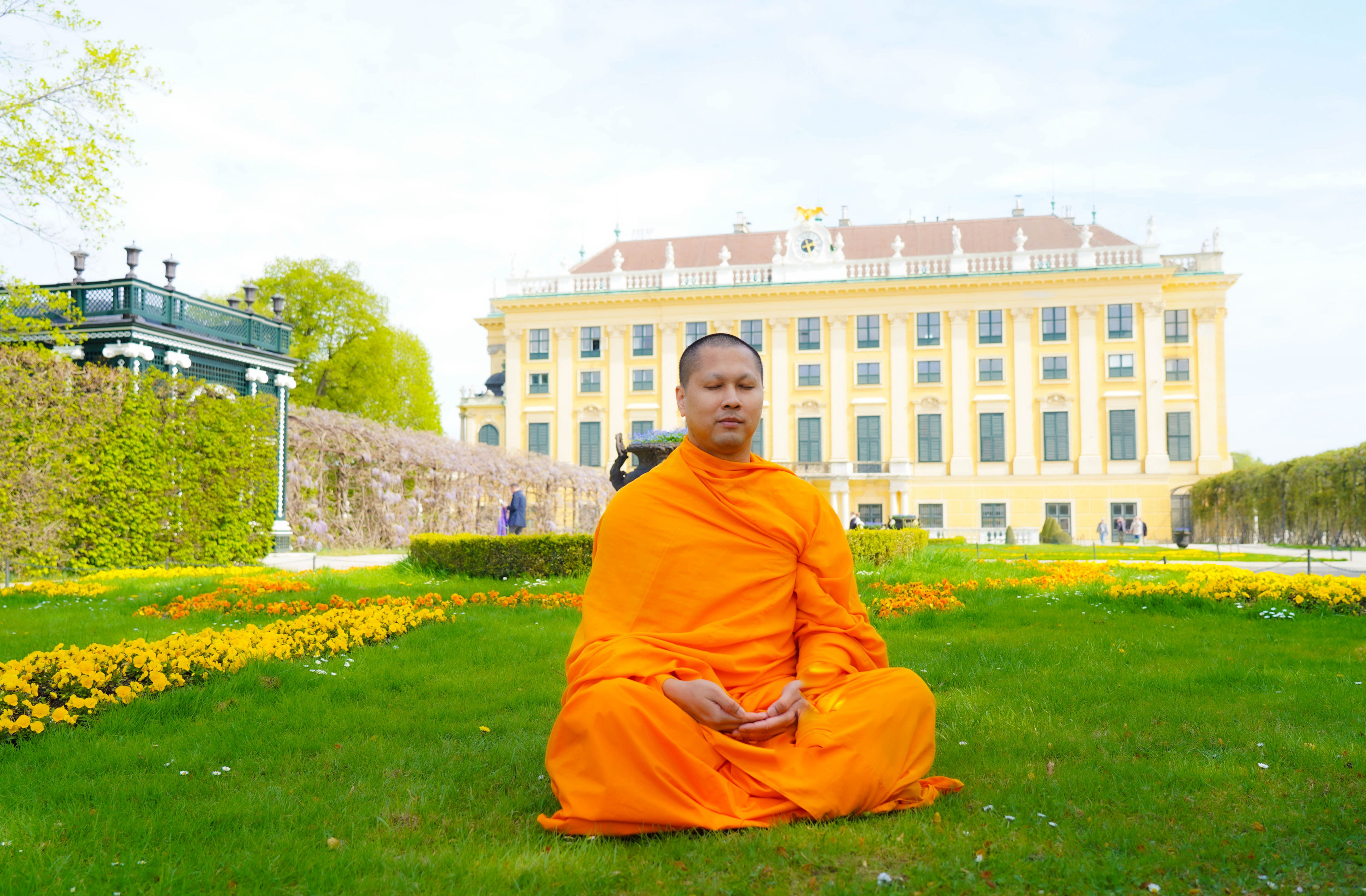 พระสงฆ์นั่งสมาธิในสวนสวย