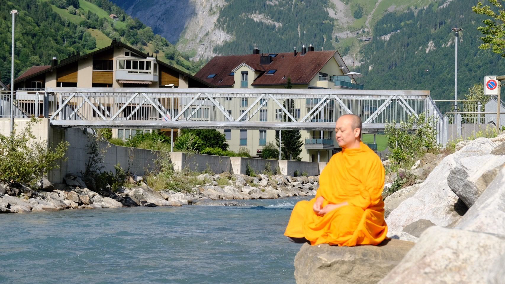 พระสงฆ์นั่งสมาธิริมแม่น้ำ