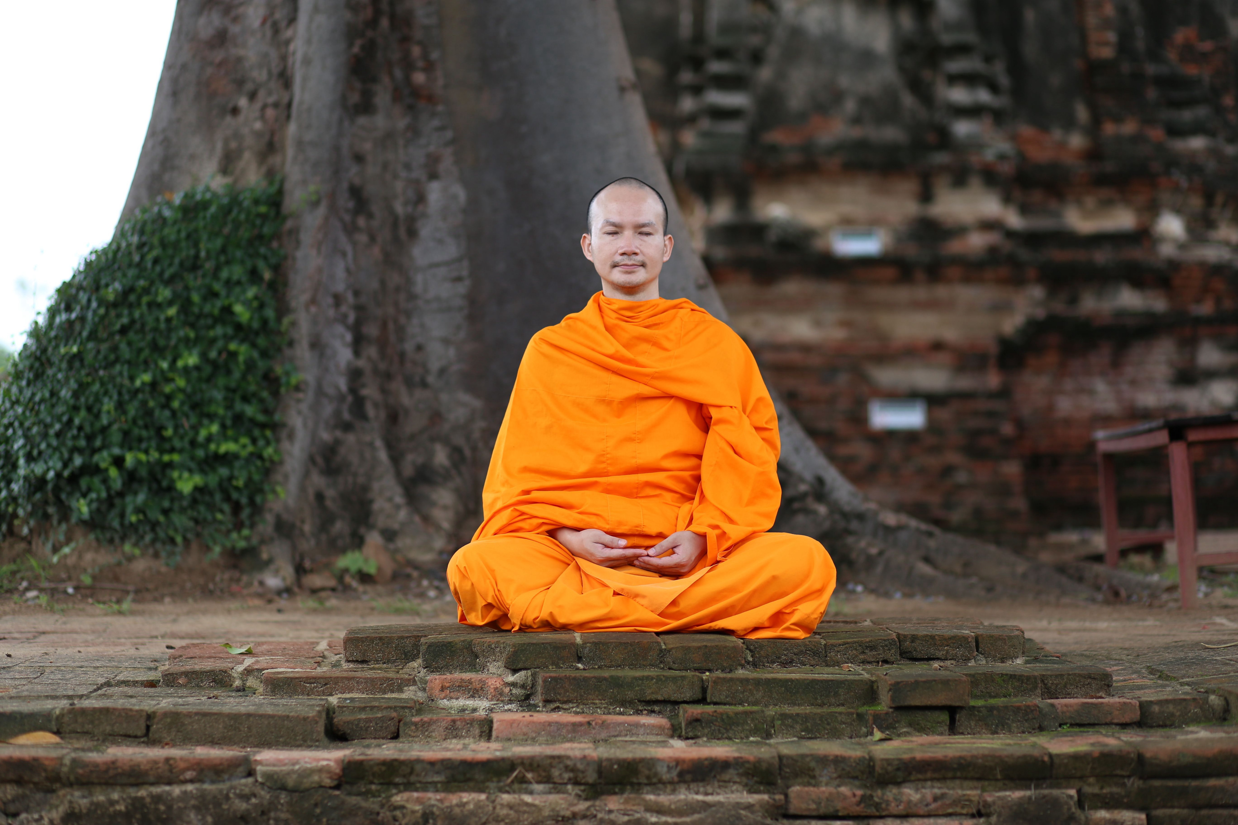 พระภิกษุในชุดจีวรสีส้ม