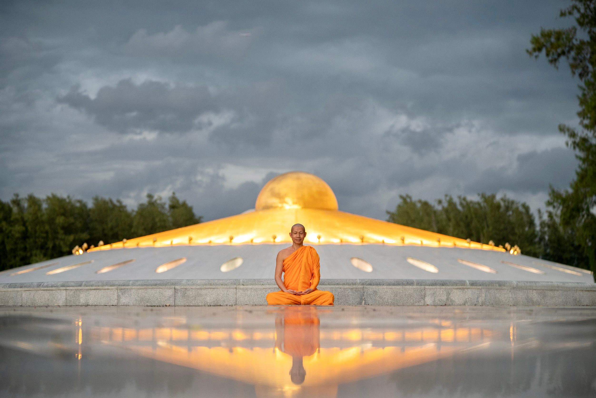 พระสังฆทุกข์ในพุทธสถาน