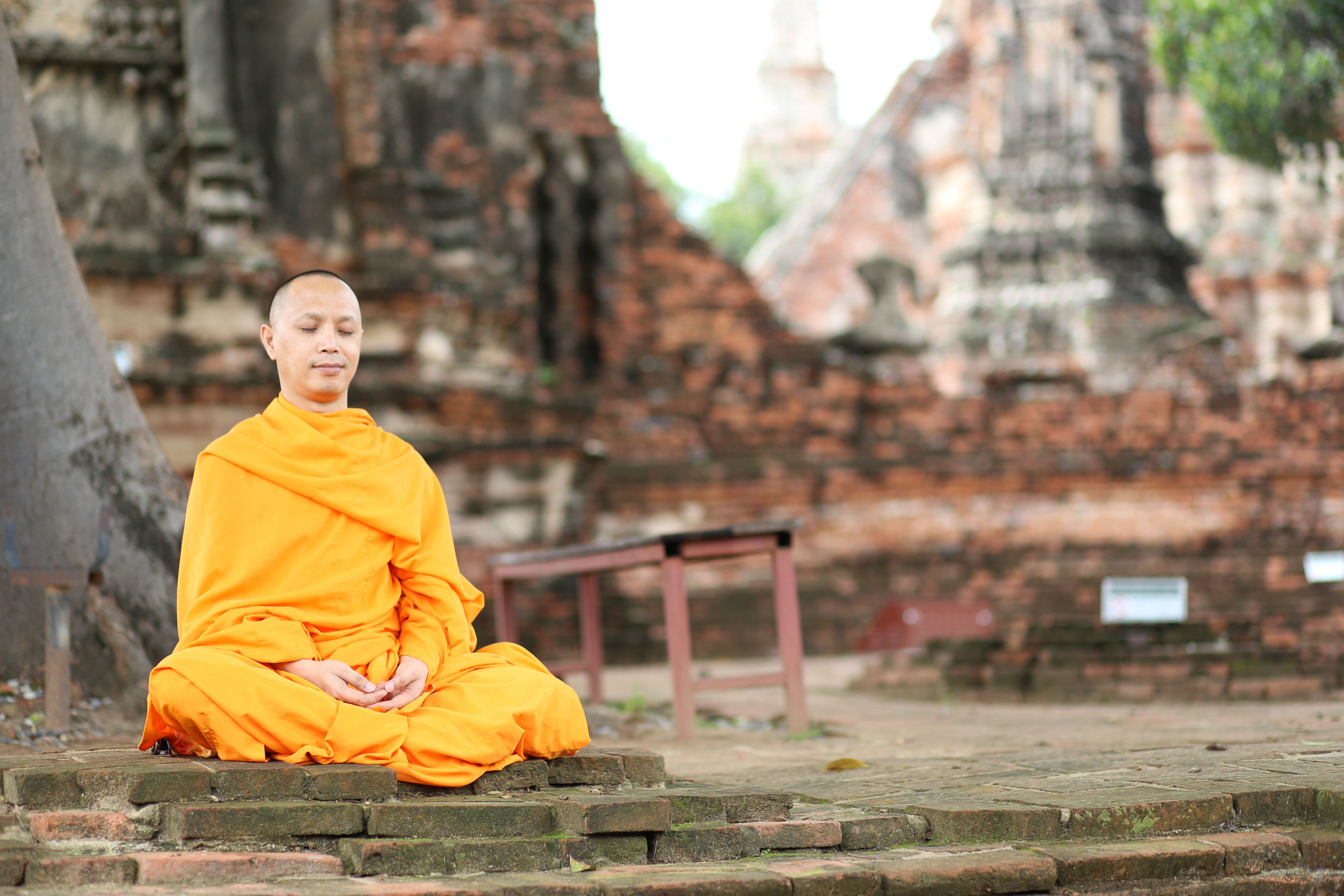 พระสงฆ์นั่งสมาธิในวัดโบราณ