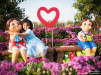 สาวน้อยกับตุ๊กตาในสวนดอกไม้
