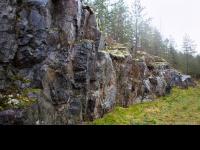 ธรรมชาติ-หินก้อนใหญ่ที่ทอดยาวไกล-ป่าสน