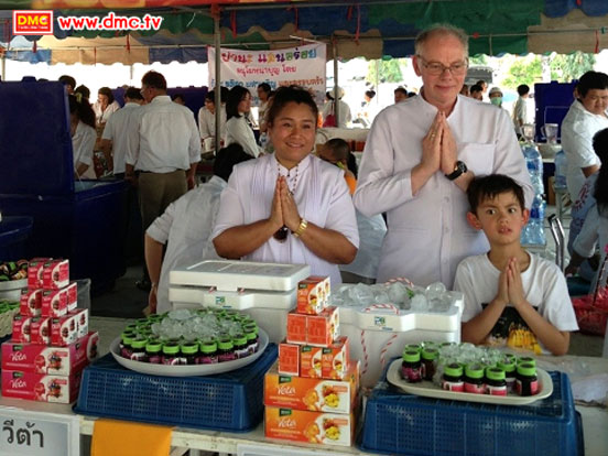 มิสเตอร์ปีเตอร์ เม้ดเซ่น(คนกลาง) พระธุดงค์ทำให้ฝรั่งอย่างผมรู้จักคำว่า ปีติจนน้ำตาไหล มิสเตอร์ปีเตอร์ เม้ดเซ่น(คนกลาง) พระธุดงค์ทำให้ฝรั่งอย่างผมรู้จักคำว่า ปีติจนน้ำตาไหล