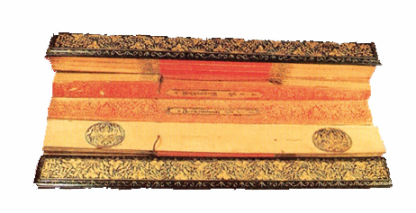 คัมภีร์ขนฺธวารวคฺคปาลิ สํยุตฺตนิกาย ฉบับรดน้ำแดงไม้ประกับลายทองจีนมีสัญลักษณ์ประจำรัชกาล อยู่ที่ริมขวาและซ้ายของลานที่ใบปกรองและใบปกหลังของคัมภีร์แต่ละผูก
