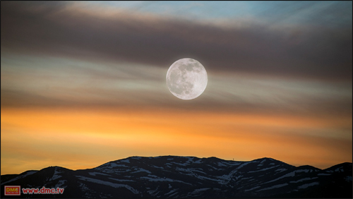 พระจันทร์เสวยวิสาขฤกษ์ ณ เวลาท้องถิ่นประเทศมองโกลเลีย 21.00 น.  (ฟ้าเพิ่งมืด) บรรยากาดีๆ ที่หาได้ง่ายจากมุมริมหน้าต่างห้องพัก 