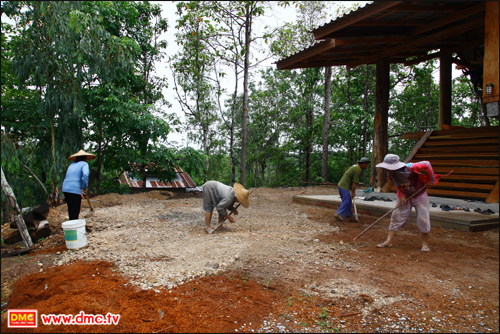 ชาวบ้านป่าหมากร่วมแรงร่วมใจช่วยกันเตรียมพื้นที่วัด