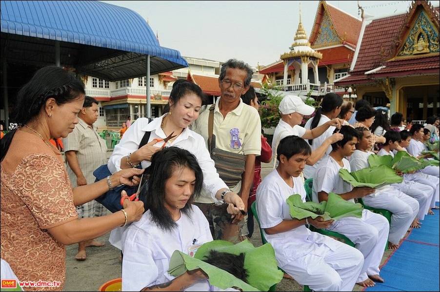 พิธีตัดปอยผมนาคธรรมทายาท โครงการอุปสมบทหมู่ เข้าพรรษา 100,000 รูป ทุกหมู่บ้านทั่วไทย ปี 2556