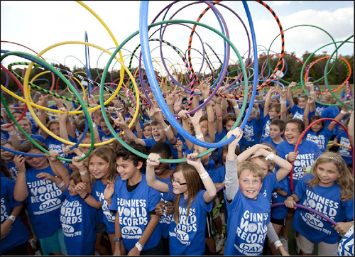 การฝึกอบรมการเล่นฮูล่า ฮู้บ ที่ใหญ่ที่สุดในโลก ของเด็กนักเรียนประถม 221 คน ในประเทศสหรัฐอเมริกา พ.ศ.2555