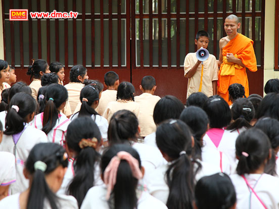พระอาจารย์ เมตตามาเป็นวิทยากรทำกิจกรรมสอนคุณธรรม แก่เด็กดี V-Star ในชุมชน