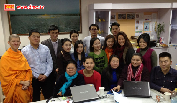 น้องๆ ทีมงาน IBS of Mongolia และพระอาจารย์ กำลังเตรียมงานกันโค้งสุดท้ายก่อนจัดงาน V-Star Quality Award ในวันรุ่งขึ้น