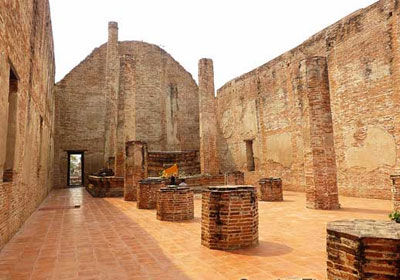 พระอุโบสถ(ด้านใน) เป็นอาคารก่ออิฐฉาบปูน