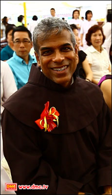 บาทหลวง ไมเคิล เดอ ครูส  หัวหน้าคณะบาทหลวงนิกายโรมันแคทอลิค