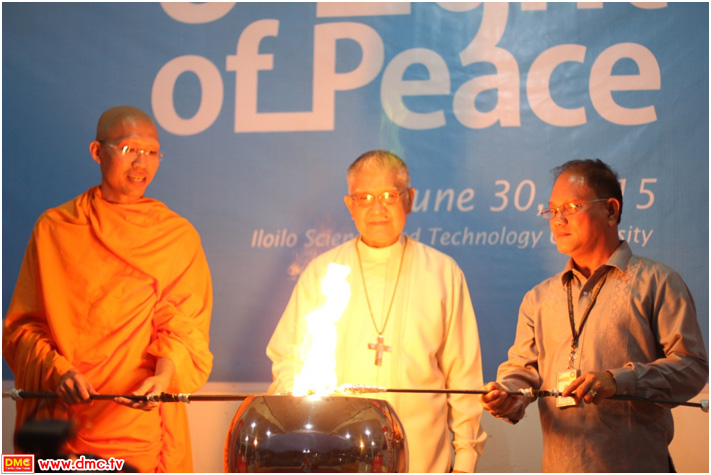 อาร์คบิชอป อังเฮล ลักดาเมโอ้ (กลาง) ดร.หมูหยอง อธิการบดี (ขวา)  และพระอาจารย์ตัวแทนสถาบันสมาธิทางสายกลาง ร่วมจุดประทีปเอกเพื่อสันติภาพโลก