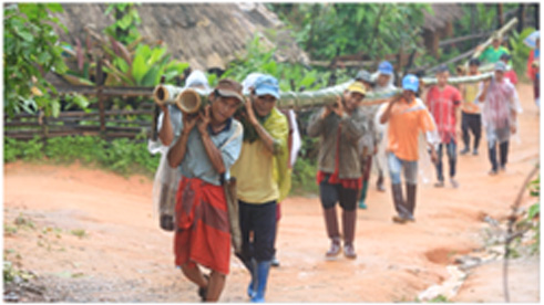 ชาวบ้านหมู่บ้านขะแนจื้อคี พร้อมใจกันหยุดงาน มาร่วมสร้างกุฏิกับวัดบ้านแม่แสนสุข