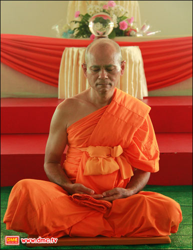 พระธรรมทายาท  สมชาย  อินฺทโชโต   ในท่า Peace Position