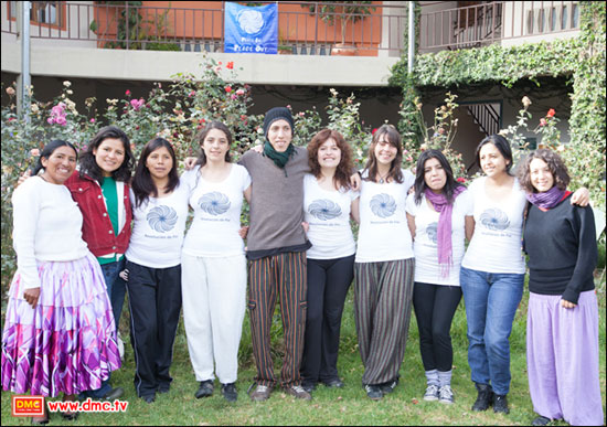 อาราเซลี่(คนที่ 4 จากซ้าย) และทีมงาน WHY Bolivia