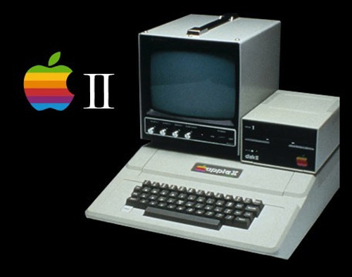ในปีค.ศ. 1977 สตีฟ จ๊อบส์กับวอซเนียก ได้นำเครื่อง Apple II ออกสู่ตลาด 