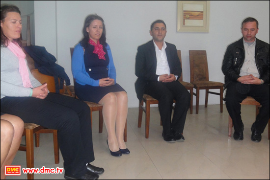 มิเรล่า ซูล่า สตรุจกายจ์ผู้อำนวยการศูนย์บำบัดจิตเชิงบวกแห่งอัลบาเนียและเป็นเจ้าของนิตยสารชั้นนำของประเทศ