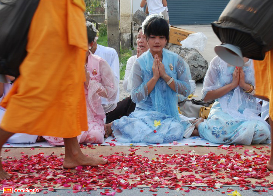 สาวชาวพม่าผู้มีใจรักและศรัทธาในพระพุทธศาสนา