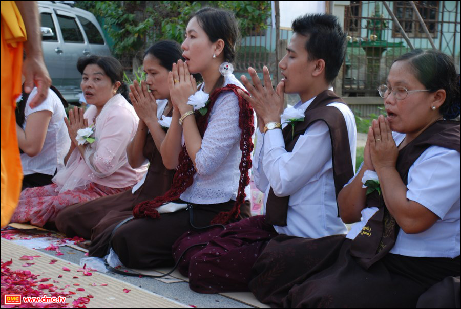 สาวชาวพม่าผู้มีใจรักและศรัทธาในพระพุทธศาสนา