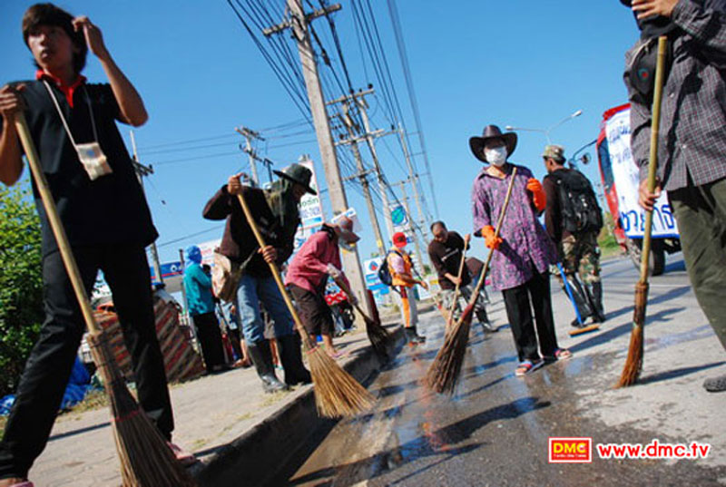 ชาวบ้านร่วมใจทำความสะอาดถนนหลังน้ำลด  