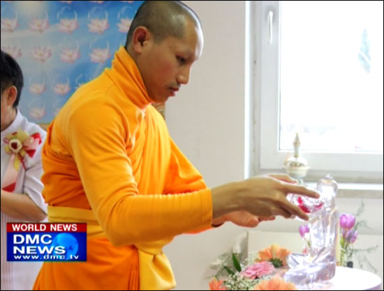 พระอาจารย์นำสรงน้ำพระและรดน้ำดำหัวผู้ใหญ่ในวันปีใหม่ไทย 