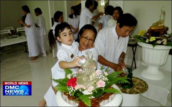 พิธีสรงน้ำพระและรดน้ำดำหัวผู้ใหญ่