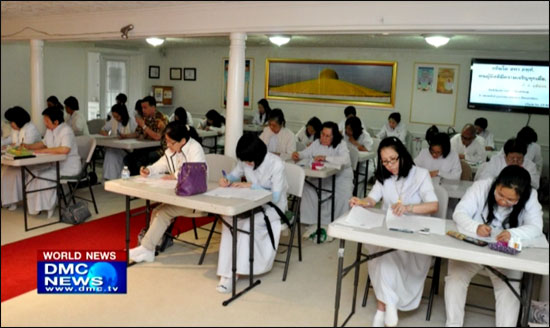การสอบครั้งนี้มีประชาชนชาวไทย ชาวอเมริกัน และชาวจีนเข้ารับการสอบ