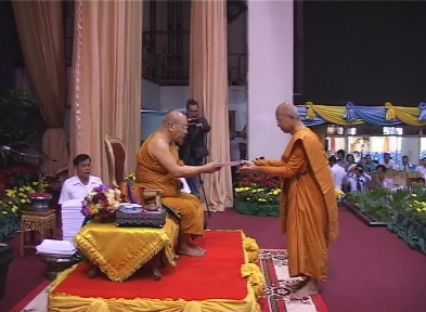 พิธีมอบเกียรติบัตรผู้เข้าร่วมโครงการปฏิบัติธรรมเฉลิมพระเกียรติ