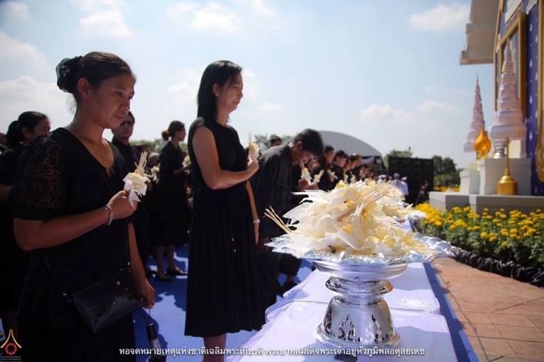 พิธีถวายดอกไม้จันทน์ในงานพระราชพิธีถวายพระเพลิงพระบรมศพ ณ หอจดหมายเหตุแห่งชาติเฉลิมพระเกียรติ อ.คลองหลวง จ.ปทุมธานี วันที่ 26 ตุลาคม พ.ศ.2560 