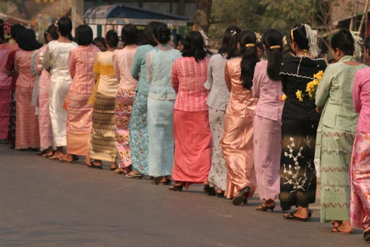 สาวหม่องบริจาคเส้นผมกว่า 2 ตันขายหาทุนซ่อมสะพาน