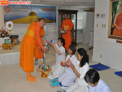 เราใส่บาตรพร้อมเพียงกัน