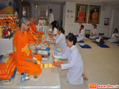 ถวายของแด่พระสงฆ์
