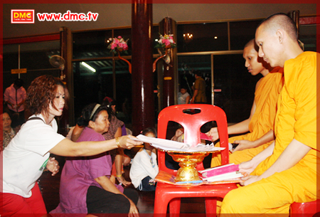 พอพระอาจารย์เทศน์เสร็จ ก็มีผู้สนใจยื่นใบสมัครบวชอุบาสิกาทันที
