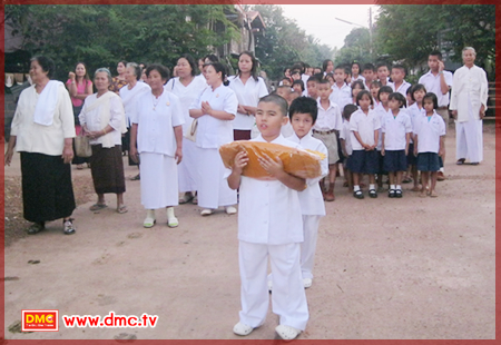 น้องฮ่องเต้เดินบอกบุญรอบหมู่บ้าน มีเด็กนักเรียนเดินตามเป็นขบวน