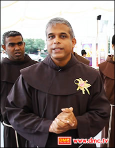 บาทหลวงไมเคิล เดอ ครูส หัวหน้าคณะบาทหลวง นิกายโรมันคาทอลิก
